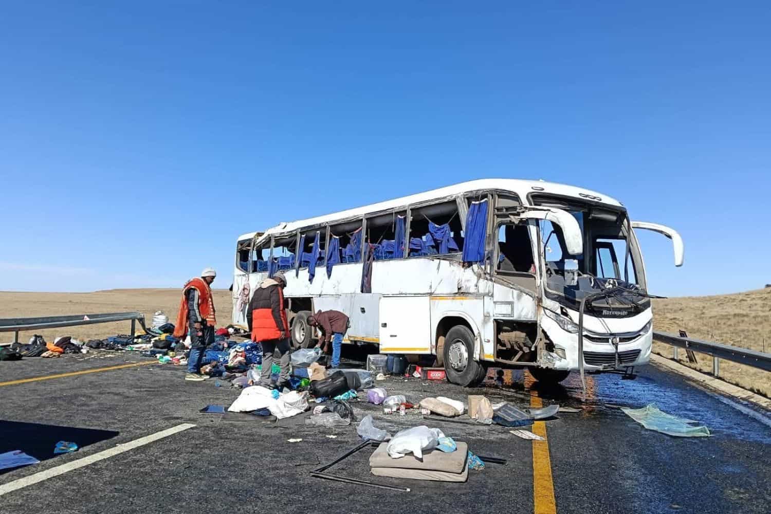 Truck-minibus crash kills 27 in Zimbabwe (News Central TV)